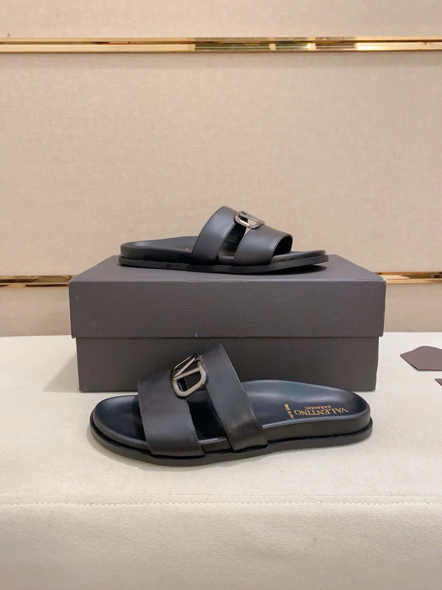 Men's shoes💰: 440💰[Valentino] New men's boutique slippers, counter quality, classic plaid, the actual workmanship is quite complex🔰The uppers are made of imported fabrics➕🐑Sheepskin lining, which tests the craftsman's craftsmanship➕original PU outsole. Size: 38-44 (45 can be customized, non-refundable)